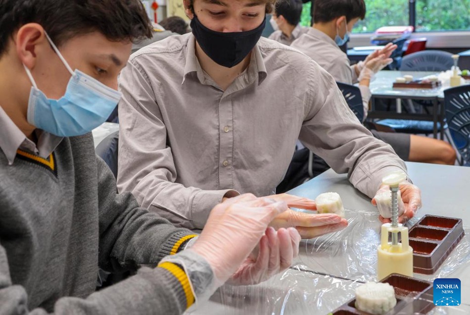 Gli studenti preparano torte lunari per celebrare il Festival di metà autunno a Wellington