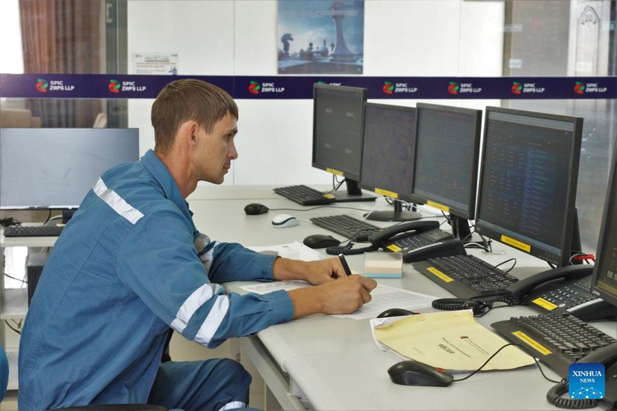 Un addetto controlla il funzionamento delle turbine eoliche presso il centro di controllo del parco eolico da 100 MW di Zhanata, nella regione del Zhambyl, Kazakistan. (13 settembre 2022-Dmitry Vasilenko/Xinhua)