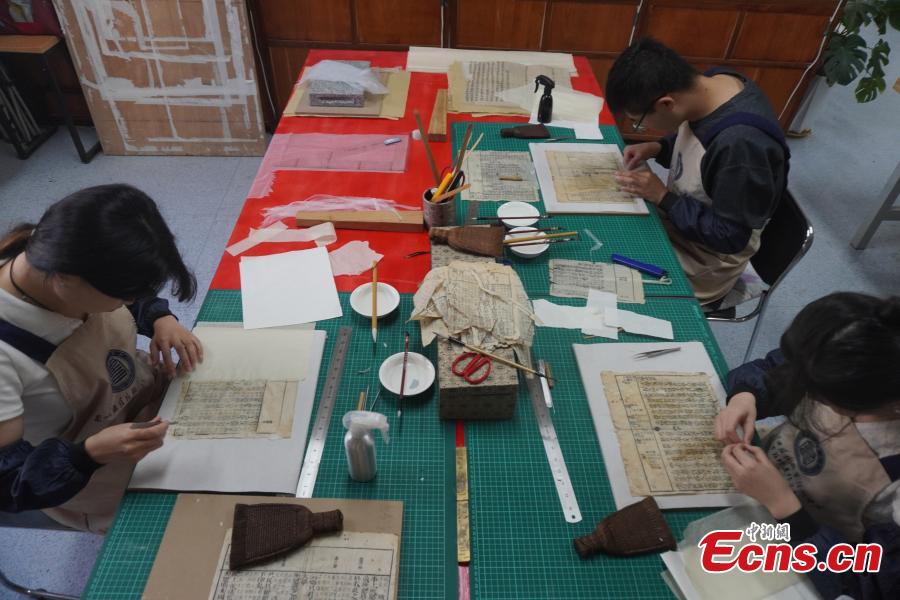 Istruzione professionale: studenti restaurano libri antichi nel Gansu
