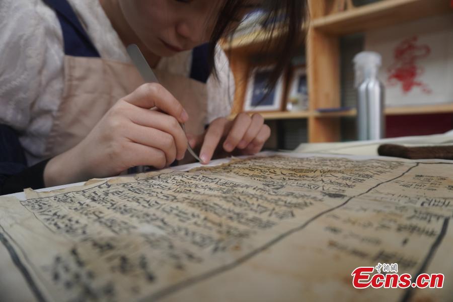 Istruzione professionale: studenti restaurano libri antichi nel Gansu