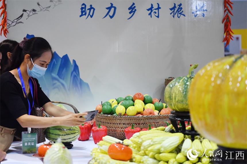 Jingdezhen: i frutti di ceramica prendono vita