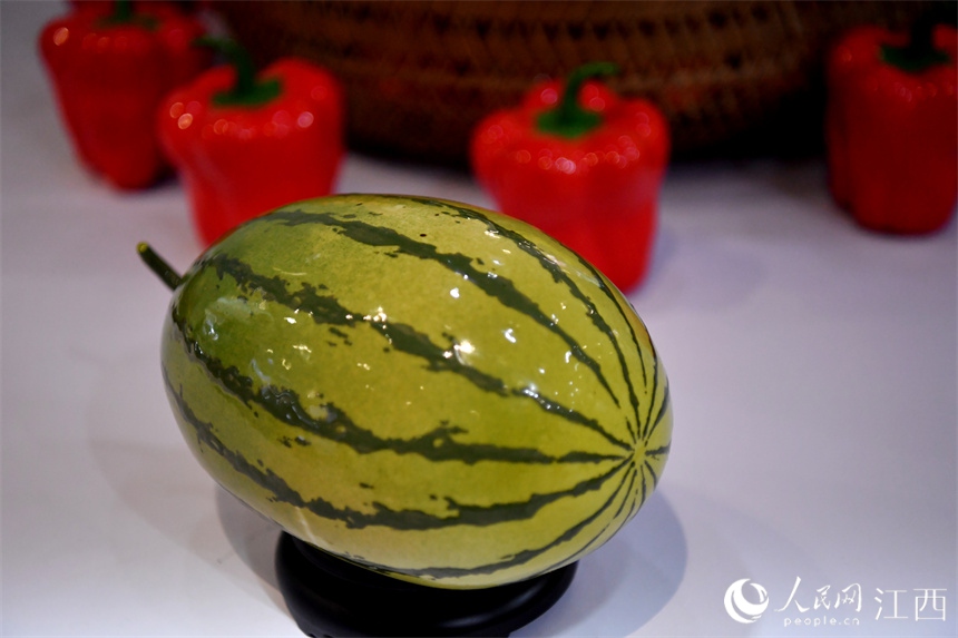 Jingdezhen: i frutti di ceramica prendono vita