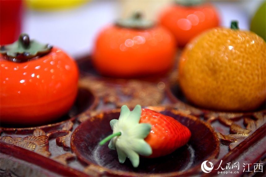 Jingdezhen: i frutti di ceramica prendono vita