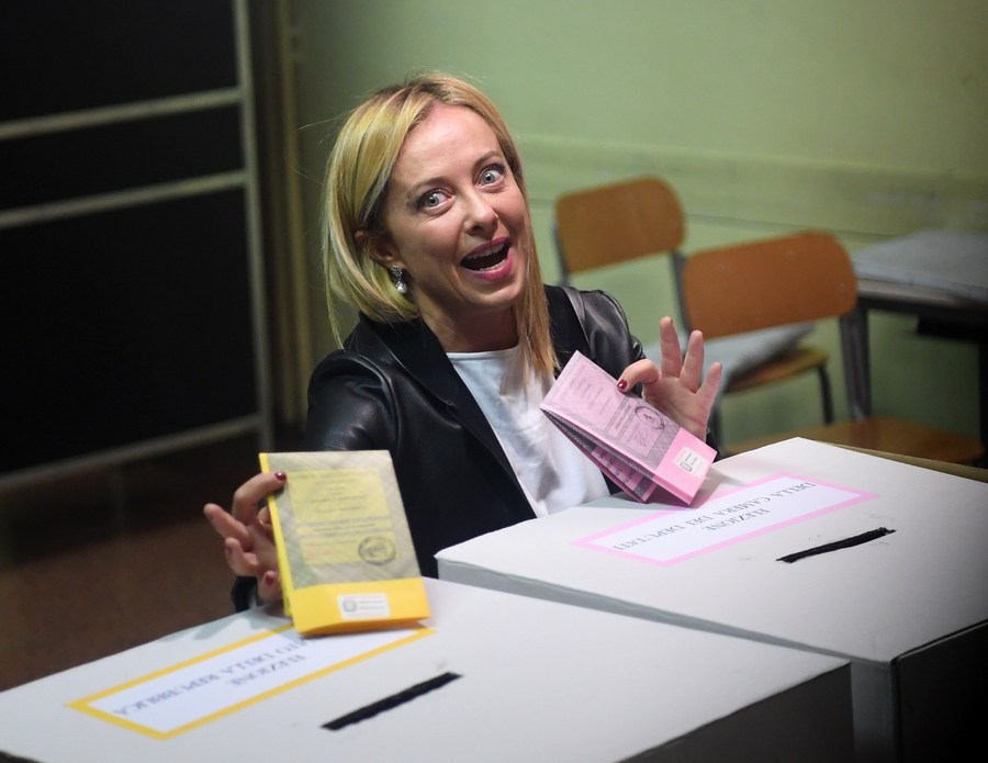 Giorgia Meloni, leader del partito Fratelli d'Italia, mostra le sue schede elettorali a un seggio elettorale a Roma. (25 settembre 2022 - Xinhua/Jin Mamengni)
