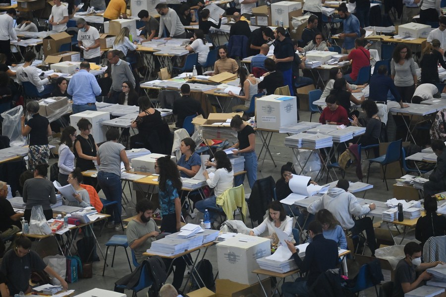 Il nuovo governo italiano dovrà procedere con molta cautela, prevedono gli esperti