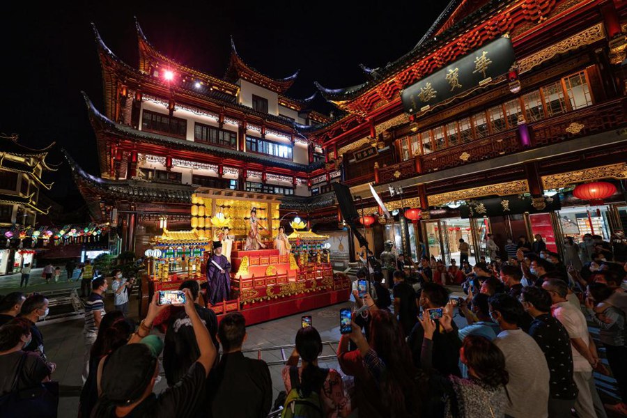 I turisti si godono uno spettacolo tradizionale presso il centro commerciale Yuyuan Garden a Shanghai, nella Cina orientale. (23 settembre 2022-Xinhua)
