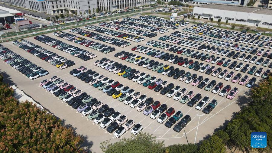 Vista aerea dei veicoli a nuova energia (NEV) in uno stabilimento della casa automobilistica cinese Chery Holding Group Co., Ltd. nella città di Wuhu, nella provincia dell'Anhui, Cina orientale. (12 ottobre 2022 - Xinhua/Zhou Mu)