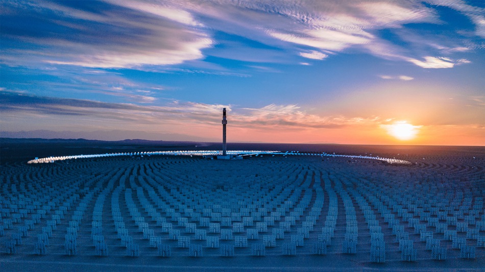 Più di 10.000 specchi eliostatici sono disposti in cerchi concentrici attorno a una torre di assorbimento del calore alta 260 metri nel parco industriale fotovoltaico di Dunhuang, nella provincia del Gansu. (16 ottobre 2022 - Foto/Wang Binyin)