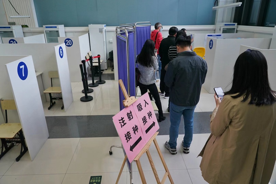 Shanghai lancia i vaccini COVID-19 per inalazione