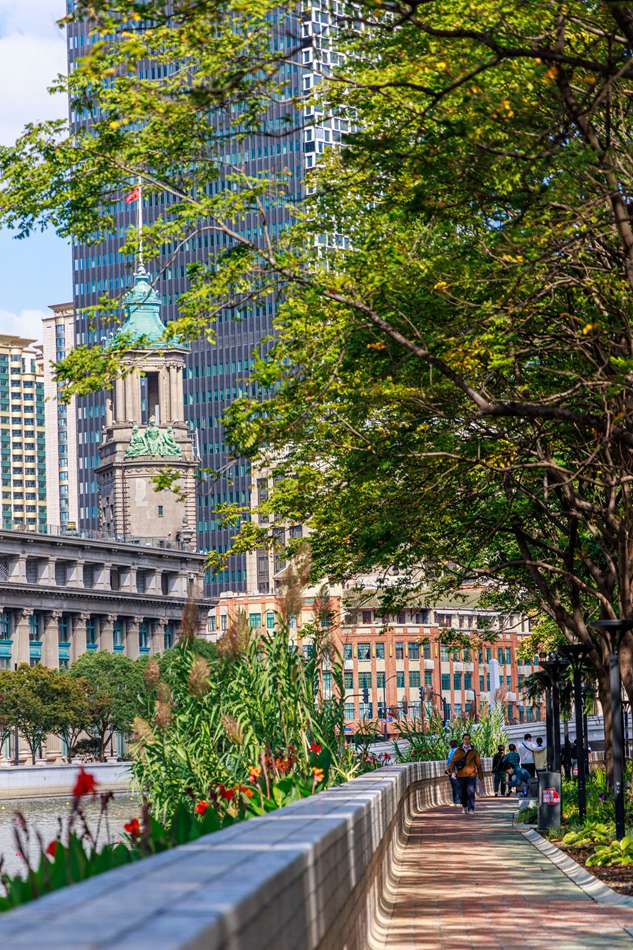 Shanghai: l'atmosfera autunnale si addensa negli spazi pubblici lungo il fiume Suzhou