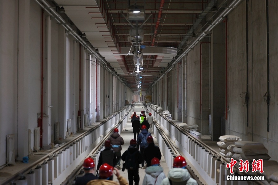 Beijing: entrano in stazione i vagoni della linea 12 della metropolitana