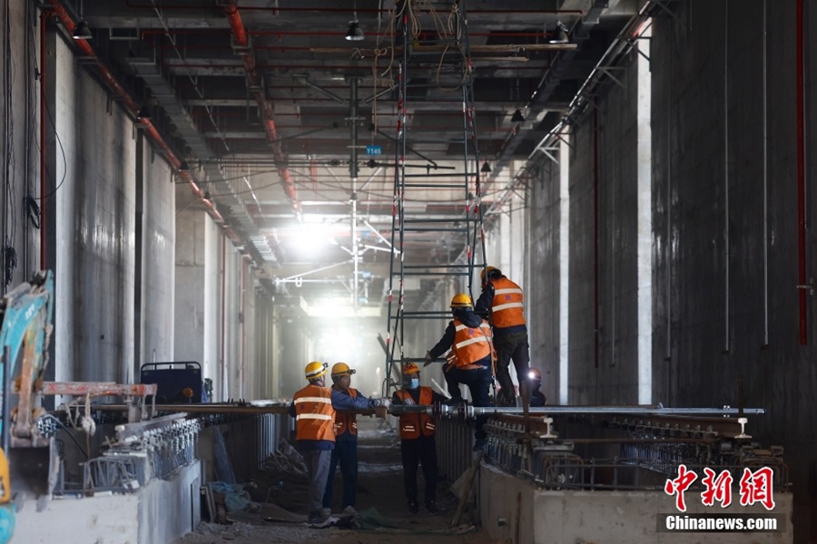 Beijing: entrano in stazione i vagoni della linea 12 della metropolitana