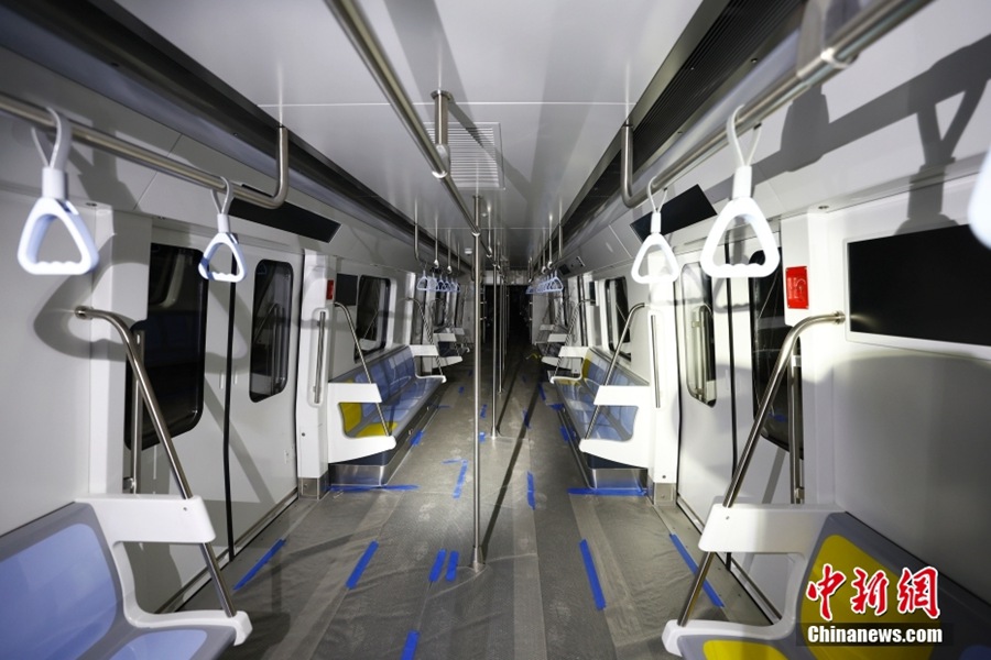 Beijing: entrano in stazione i vagoni della linea 12 della metropolitana