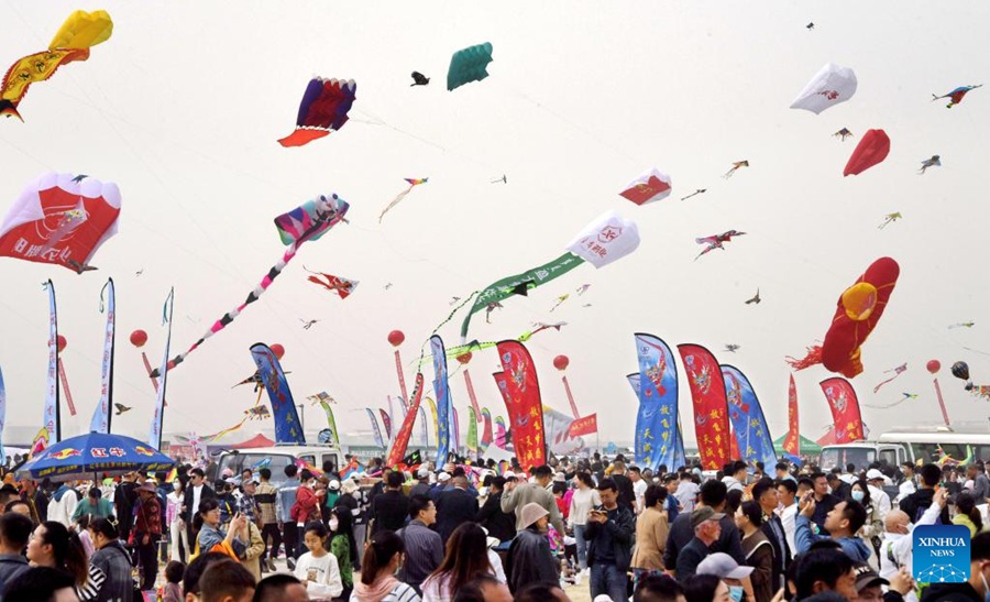 Al via la competizione di volo degli aquiloni del 40° Weifang International Kite Festival