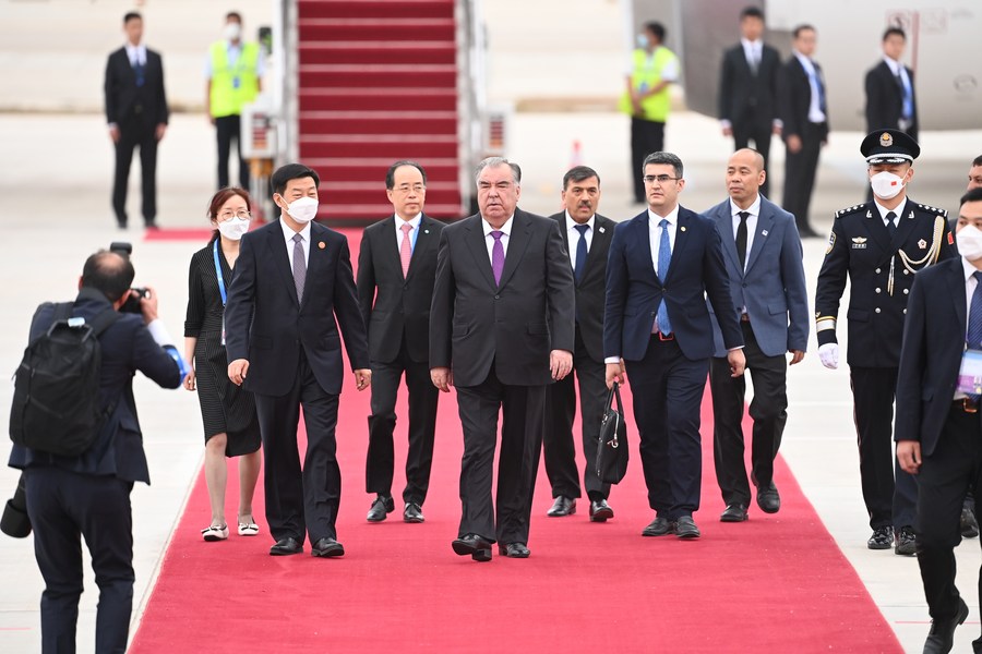 Il presidente kazako Kassym-Jomart Tokayev arriva a Xi'an, nella provincia dello Shaanxi, Cina nord-occidentale. (17 maggio 2023 - Xinhua/Li Yibo)