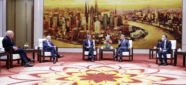 Wang Yi incontra il presidente del consiglio di amministrazione del Comitato Nazionale per le Relazioni tra Stati Uniti e Cina