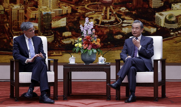 Wang Yi incontra il presidente del consiglio di amministrazione del Comitato Nazionale per le Relazioni tra Stati Uniti e Cina
