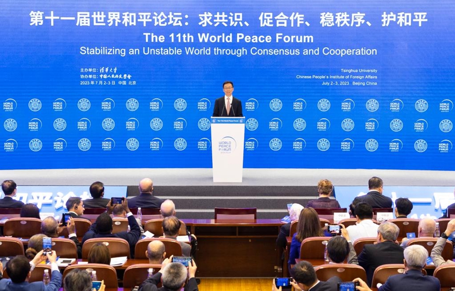Il vicepresidente cinese Han Zheng si rivolge alla cerimonia di apertura dell'11° World Peace Forum presso l'Università Tsinghua di Beijing. (2 luglio 2023 - Xinhua/Huang Jingwen)