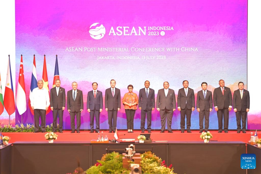 Il direttore dell'Ufficio della Commissione Centrale per gli Affari Esteri Wang Yi (quinto a sinistra) partecipa all'incontro dei ministri degli Esteri ASEAN-Cina a Jakarta, Indonesia. (13 luglio 2023 - Xinhua/Xu Qin)