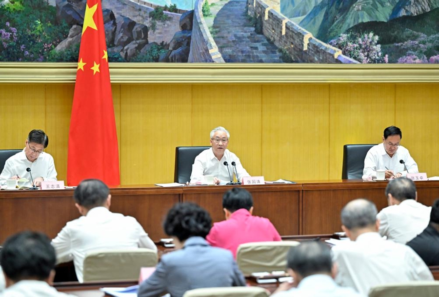 Il vice premier cinese Zhang Guoqing, anche membro dell'Ufficio Politico del Comitato Centrale del Partito Comunista Cinese, si rivolge a una teleconferenza sui preparativi per una campagna per approfondire e migliorare la riforma delle imprese statali (SOE) a Beijing. (18 luglio 2023 - Xinhua/Yin Bogu)