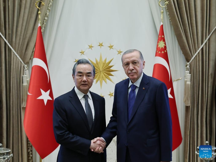Il presidente turco Recep Tayyip Erdogan (Destra) stringe la mano a Wang Yi, membro dell'Ufficio Politico del Comitato Centrale del Partito Comunista Cinese (PCC) e direttore dell'Ufficio della Commissione per gli Affari Esteri del Comitato Centrale del PCC, durante il loro incontro ad Ankara, Turchia. (26 luglio 2023 - Presidenza turca/in concessione a Xinhua)