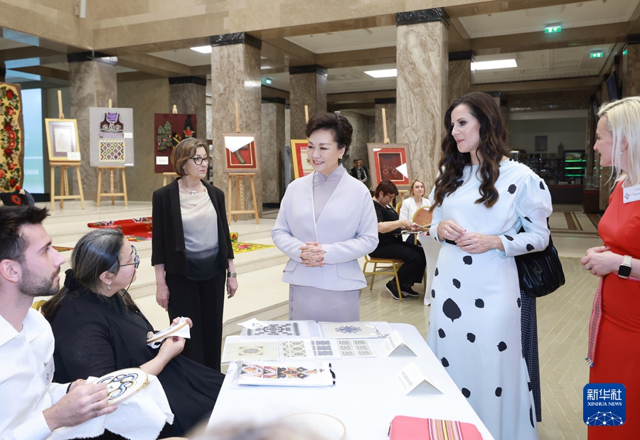 Peng Liyuan ha visitato il Museo Nazionale di Serbia accompagnata da Tamara Vučić, moglie del presidente serbo