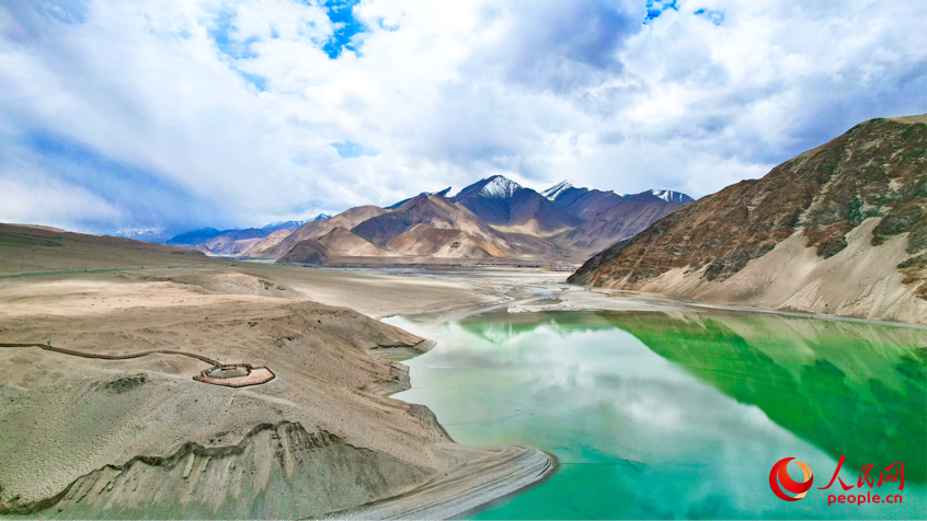 Lago Baisha, nello Xinjiang: verde e azzurro si incontrano fra le nuvole