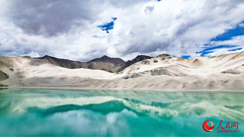 Lago Baisha, nello Xinjiang: verde e azzurro si incontrano fra le nuvole