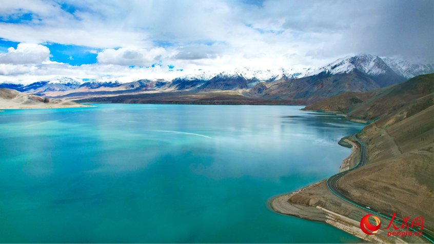 Lago Baisha, nello Xinjiang: verde e azzurro si incontrano fra le nuvole