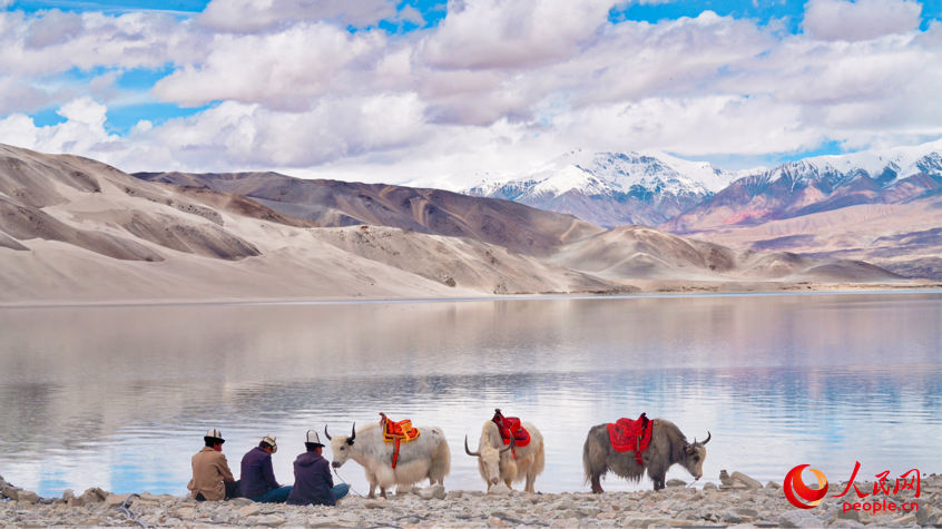 Lago Baisha, nello Xinjiang: verde e azzurro si incontrano fra le nuvole