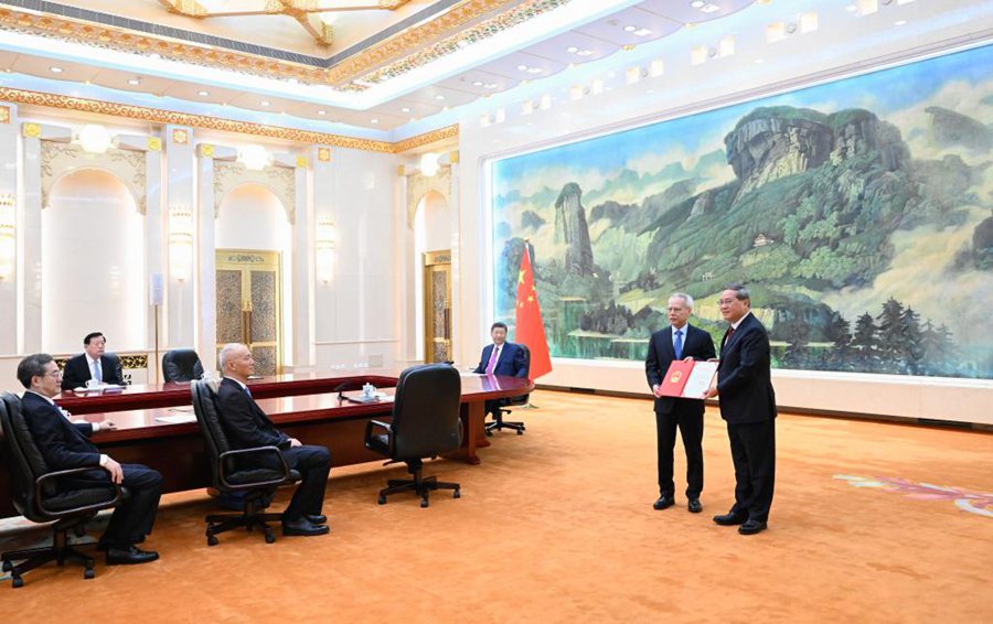 Xi Jinping incontra il capo esecutivo della RAS di Macao Sam Hou fai