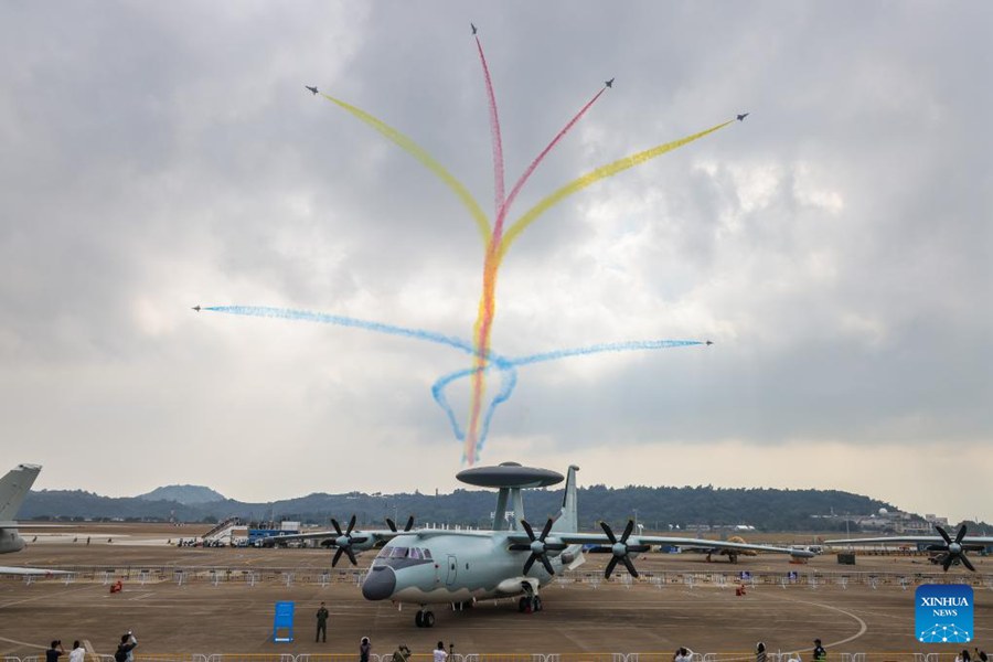 Aerei effettuano addestramento adattivo per l'Airshow China a Zhuhai