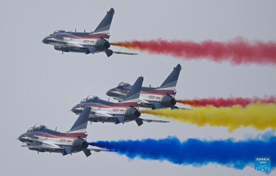 Aerei effettuano addestramento adattivo per l'Airshow China a Zhuhai