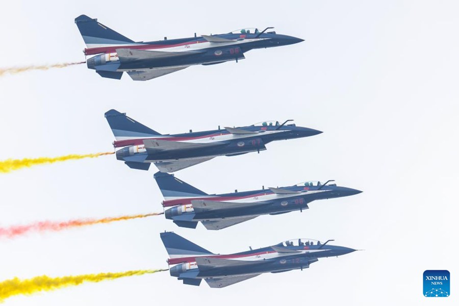 Aerei effettuano addestramento adattivo per l'Airshow China a Zhuhai