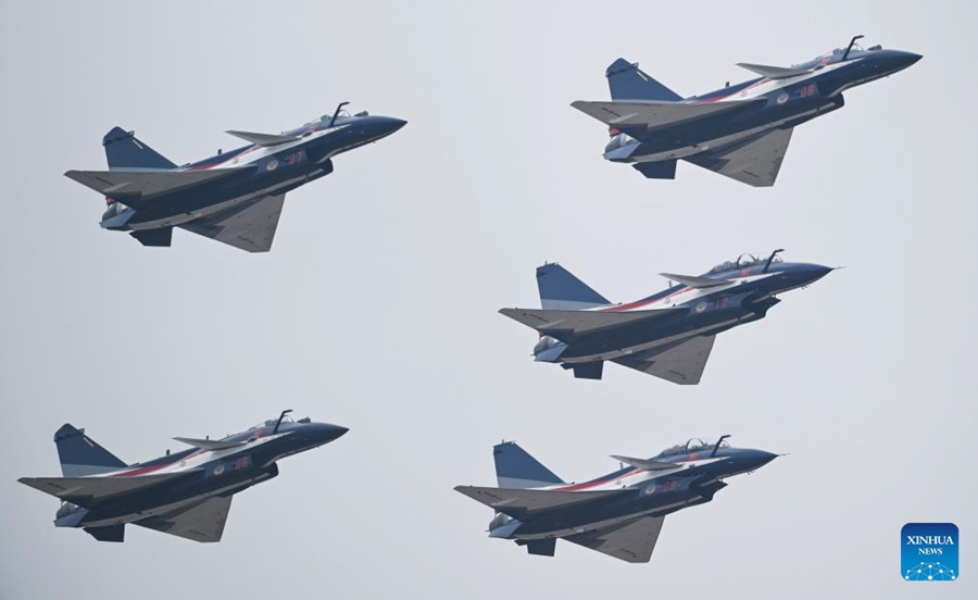 Aerei effettuano addestramento adattivo per l'Airshow China a Zhuhai