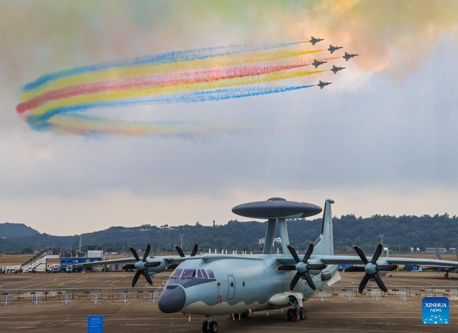 Aerei effettuano addestramento adattivo per l'Airshow China a Zhuhai