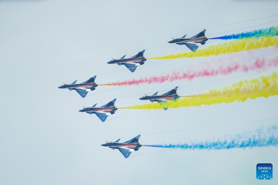 Aerei effettuano addestramento adattivo per l'Airshow China a Zhuhai