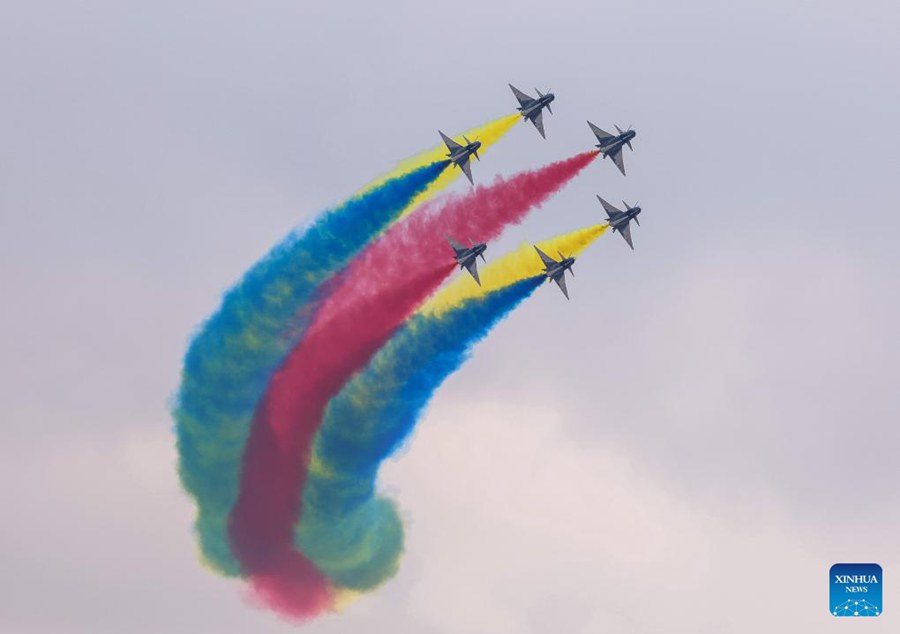 Aerei effettuano addestramento adattivo per l'Airshow China a Zhuhai