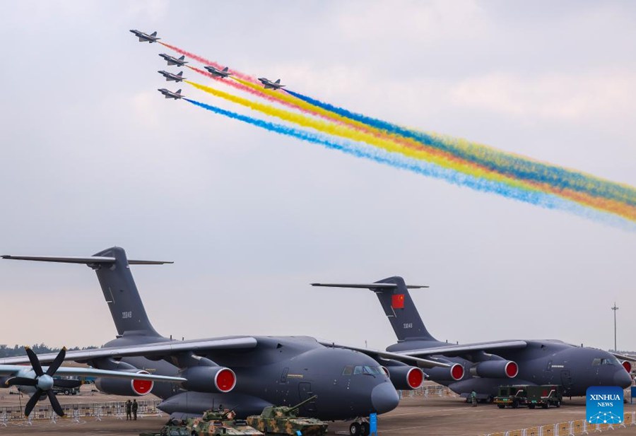 Aerei effettuano addestramento adattivo per l'Airshow China a Zhuhai