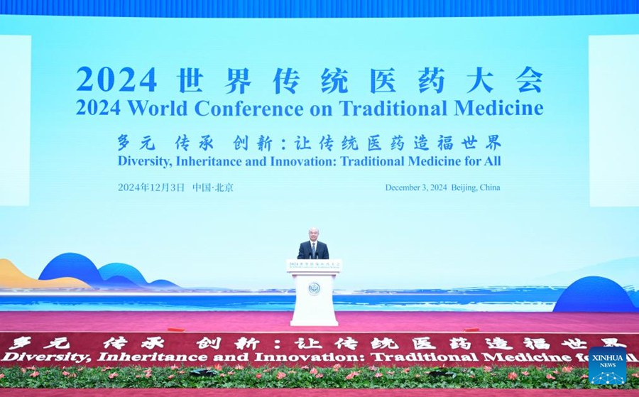 Vice premier cinese Liu Guozhong, membro dell'Ufficio Politico del Comitato Centrale del Partito Comunista Cinese, interviene alla cerimonia di apertura della Conferenza Mondiale sulla Medicina Tradizionale del 2024 a Beijing, capitale della Cina. (3 dicembre 2024 - Xinhua/Shen Hong)
