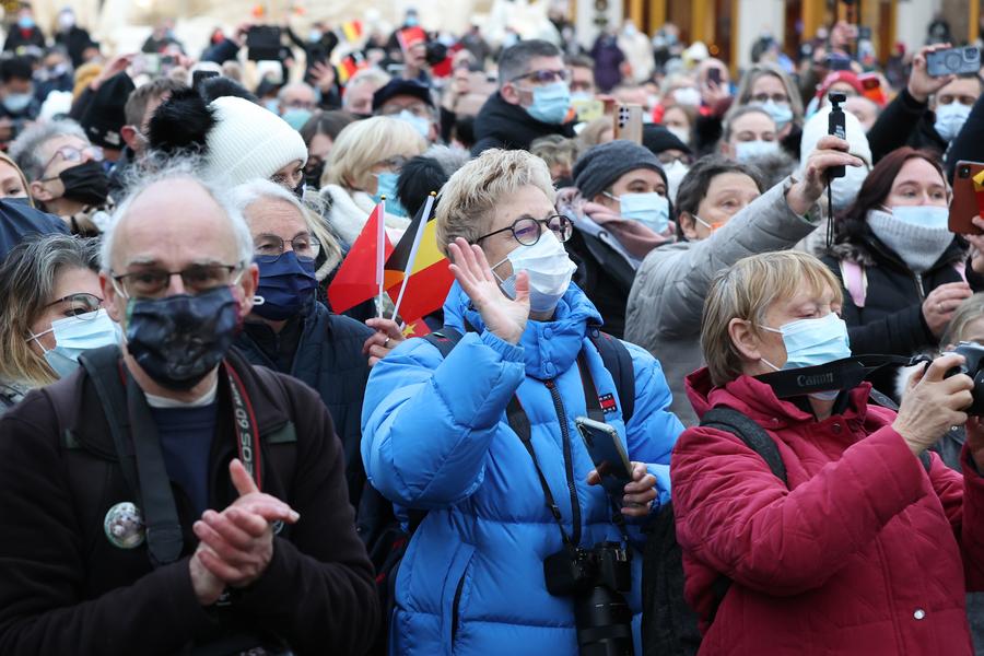 Tre panda giganti nati in Belgio tornano in Cina