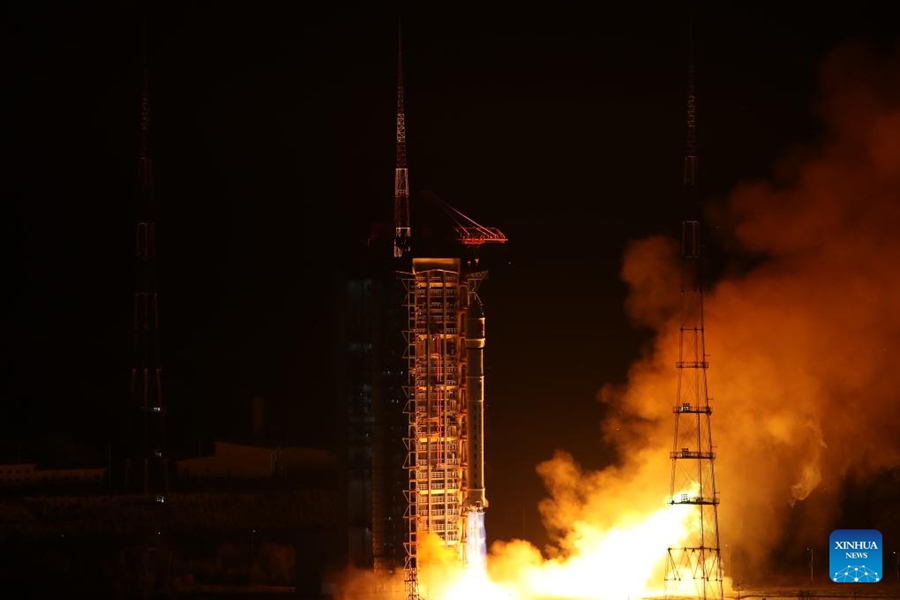 La Cina lancia un gruppo satellitare
