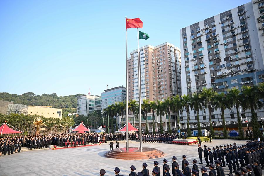 Cerimonia dell'alzabandiera per celebrare l'anniversario del ritorno di Macao alla madrepatria