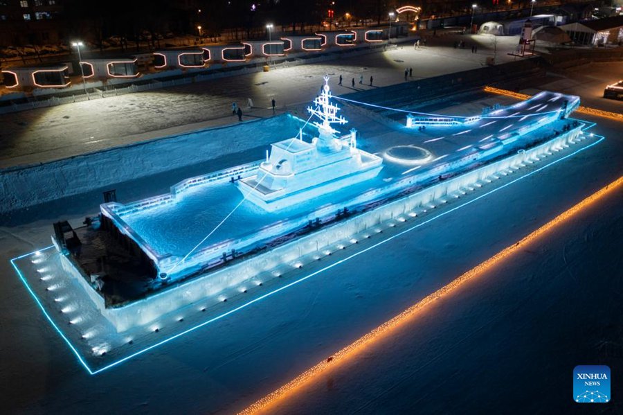 Portaerei cinese Liaoning fatta di ghiaccio in esposizione a Harbin