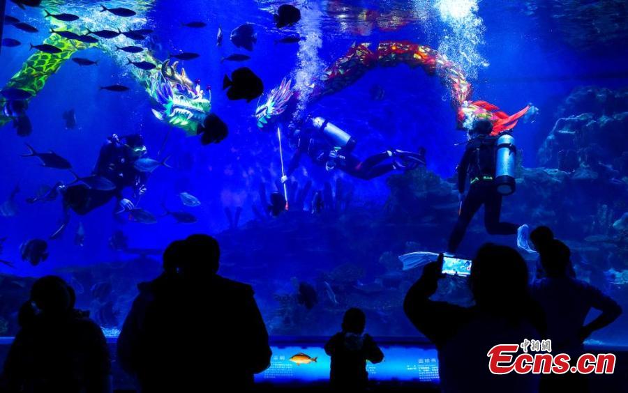 Hubei, messa in scena danza subacquea del drago per accogliere la Festa della Primavera