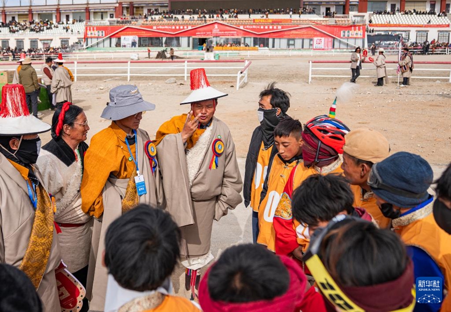 Damxung, Xizang: corse a cavallo in costume