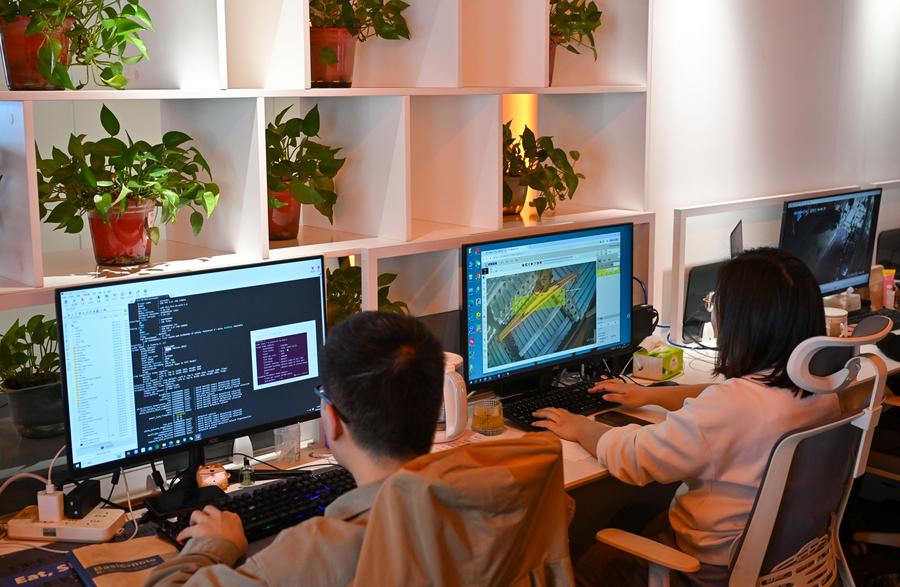 Dipendenti sviluppano un software industriale presso un'azienda di Tianjin, nella Cina settentrionale. (18 aprile 2025 - Xinhua/Sun Fanyue)