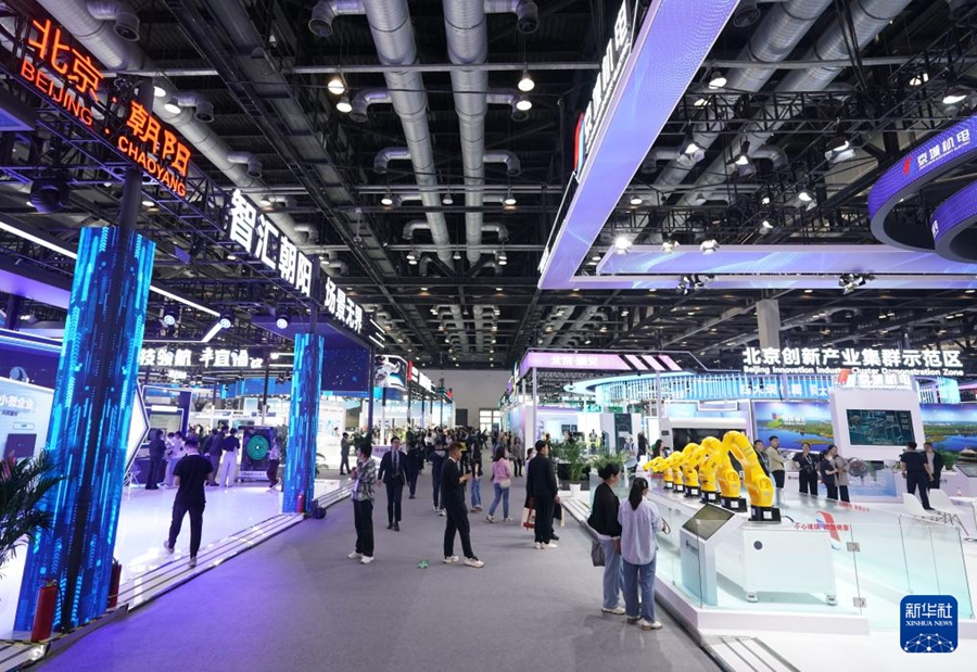 Visitatori alla 27a China Beijing International High-Tech Expo. (8 maggio  2025 - Xinhua/Zhang Chenlin)