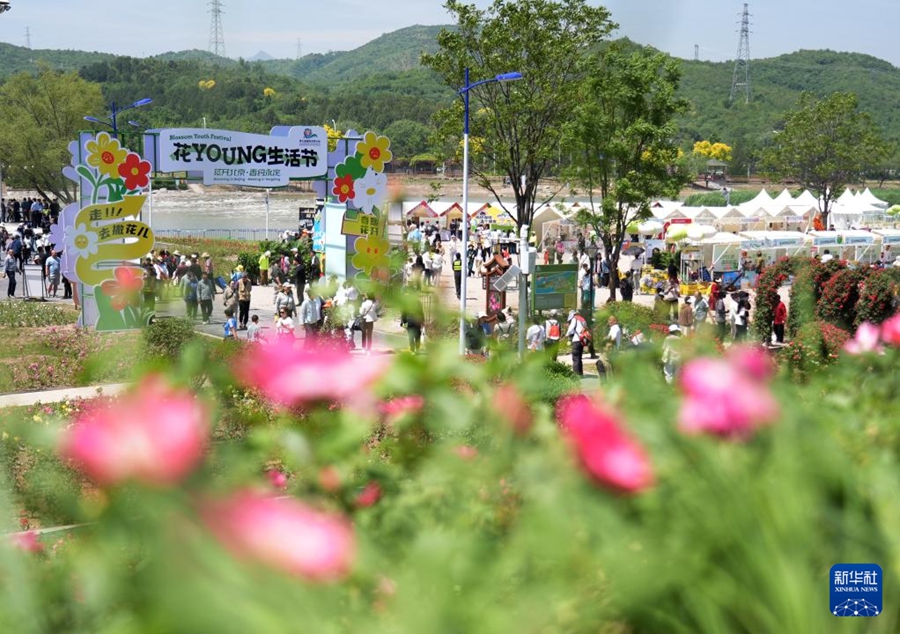 Visitatori partecipano al Festival. (11 maggio 2025 - Xinhua/Zhang Chenlin)