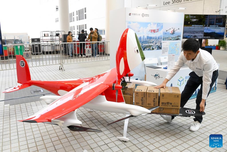 Un drone sviluppato da Phoenix Wings, un'azienda di veicoli aerei senza pilota (UAV) per il trasporto merci appartenente al colosso cinese delle consegne espresse SF Group, immortalato alla cerimonia di lancio del primo lotto di progetti pilota di regolamentazione sandbox per l'economia a bassa quota (LAE), tenutasi a Hong Kong, nella Cina meridionale. (20 marzo 2025 - Xinhua/Chen Duo)